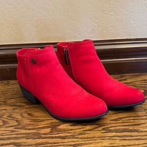 Daisy Fuentes Wisdom Vibrant Red Ankle Booties Side Zip 8 Boot